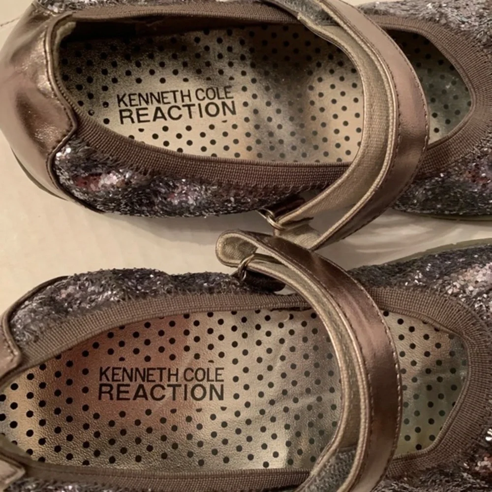 Kenneth Cole Reaction Silver Glitter Shoe